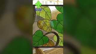 Um olhar mais atento: Vitral com design personalizado, decoração artística colorida, teto de vidro isolado