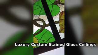 Um olhar mais atento: Vitral com design personalizado, decoração artística colorida, teto com estrutura isolada de vidro